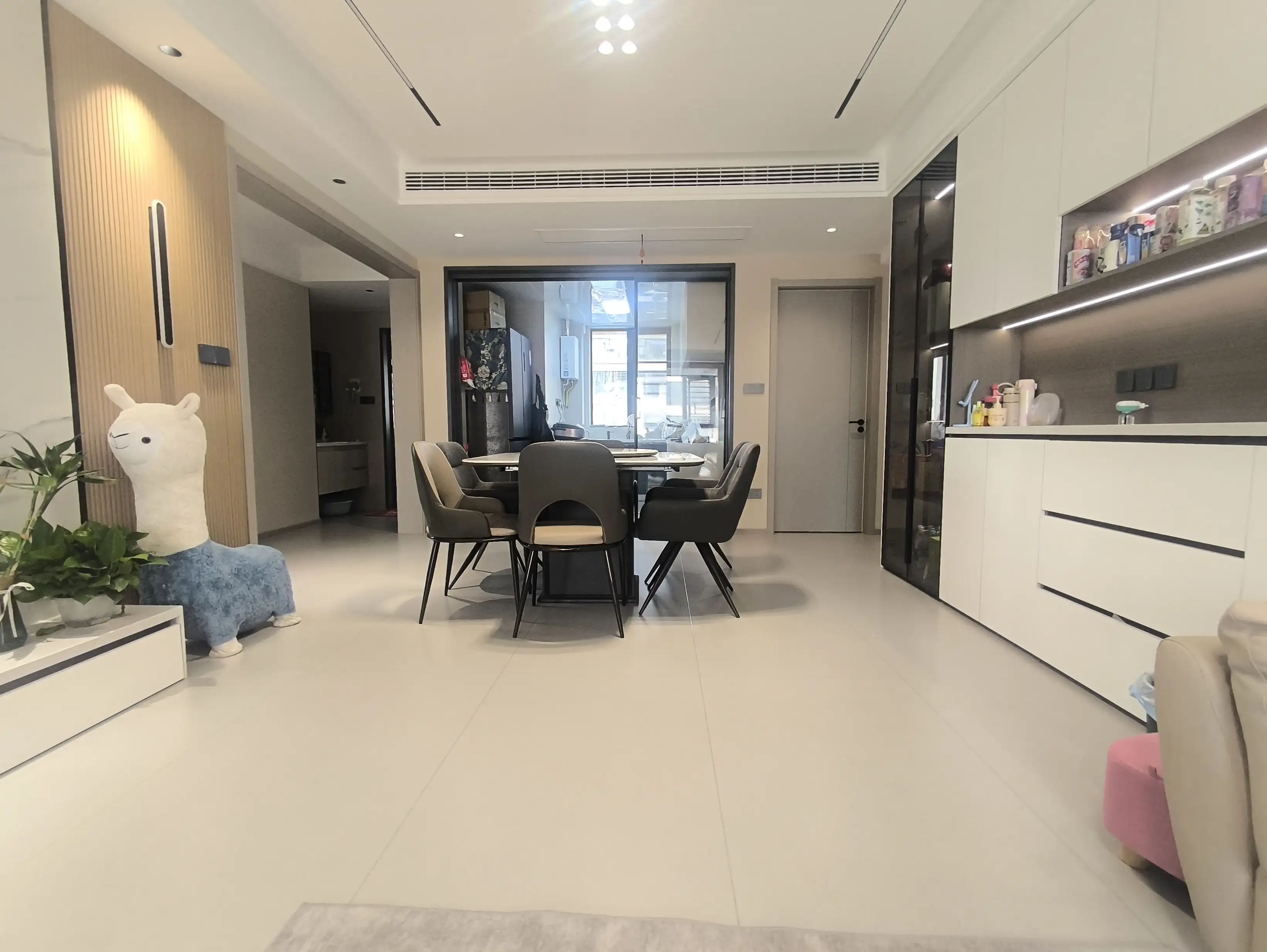 城南，荣怀E区，‮高小‬层，精装‮房三‬两卫，‮衣带‬帽间，诚心出售