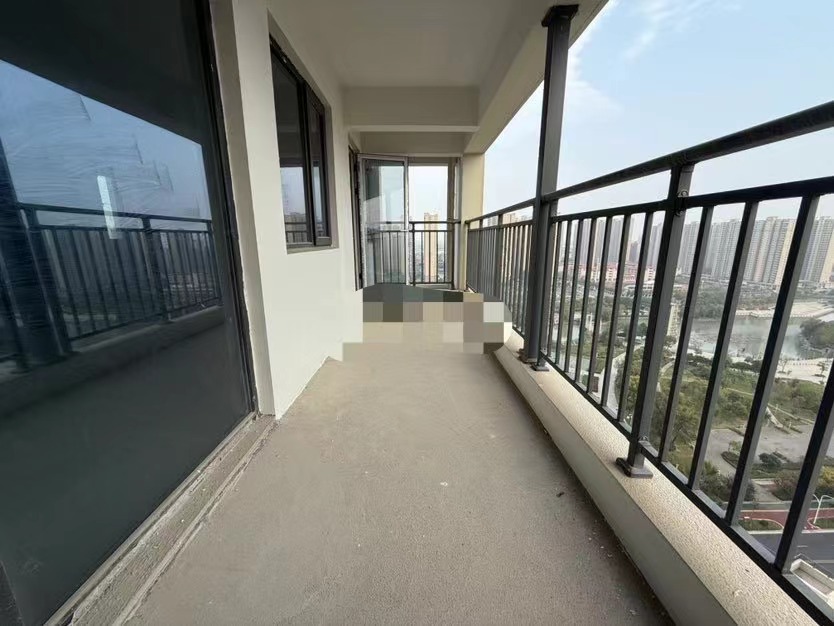 蓝天花园，四房两卫 ，​电梯直接入户，23楼东边户， ​南北双阳台前后观湖 ​单价6800 ​