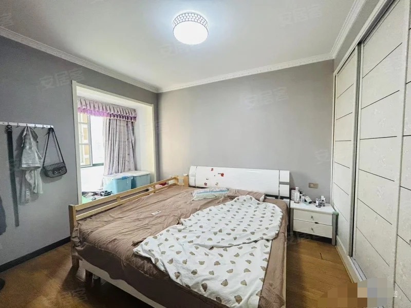 139，房东亏本出，新城壹号，电梯9楼，精装三房，，单价5200，成色新