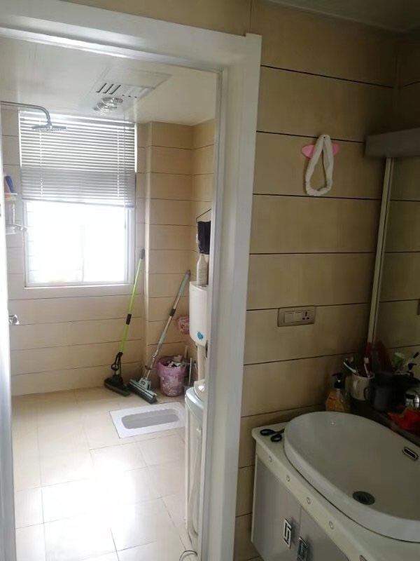 福星城大户型，入户花园，超大阳台，交通便利，证满二