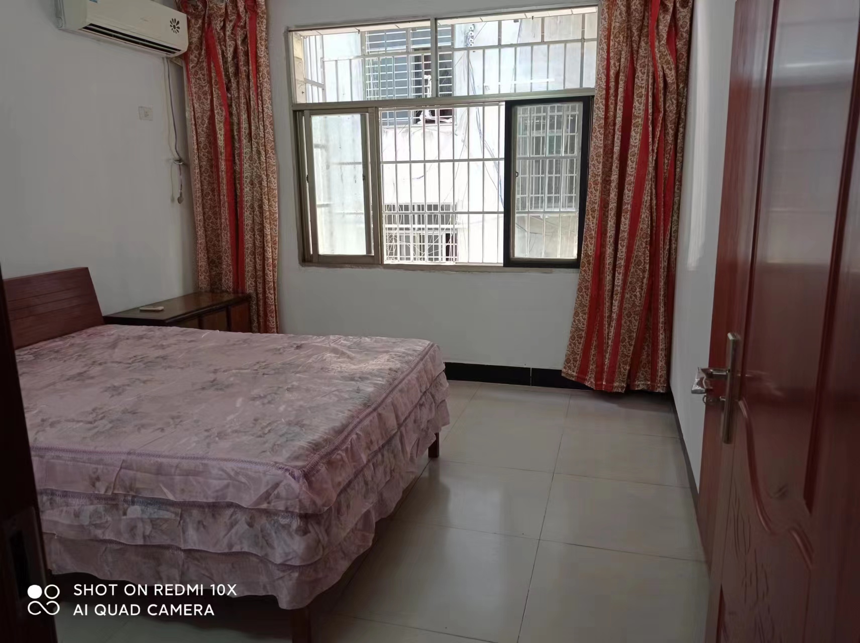 复州花园北门附近私房，四百平，搞么家都方便的吓人，上实验二小近的很，出门就是农贸