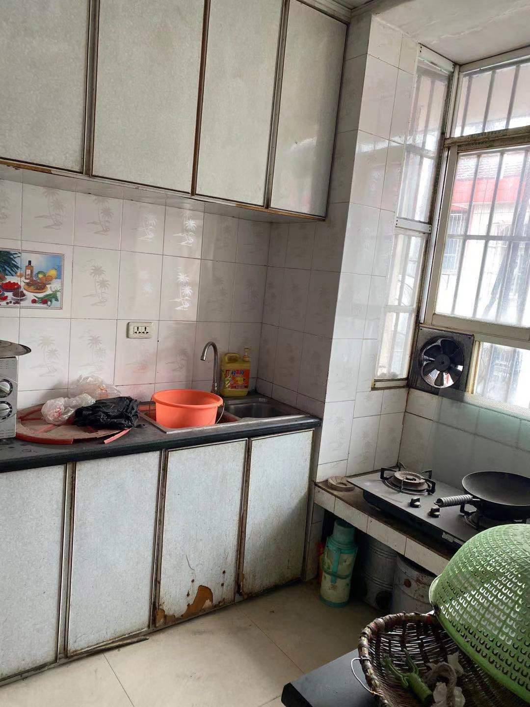 地富小区36万元104㎡3室2厅2卫，小区停车方便！