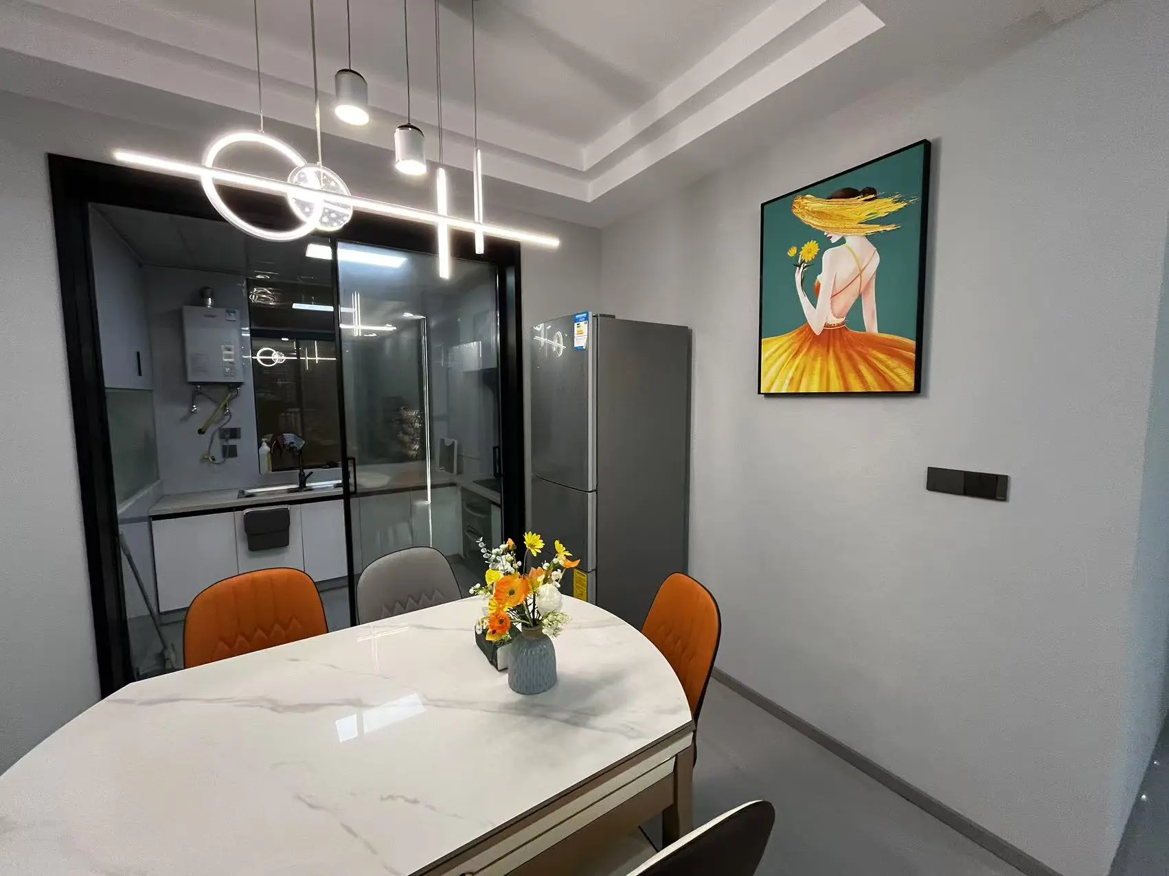 新城壹号3室2厅2卫全新精装修中间楼层65万优价出售！