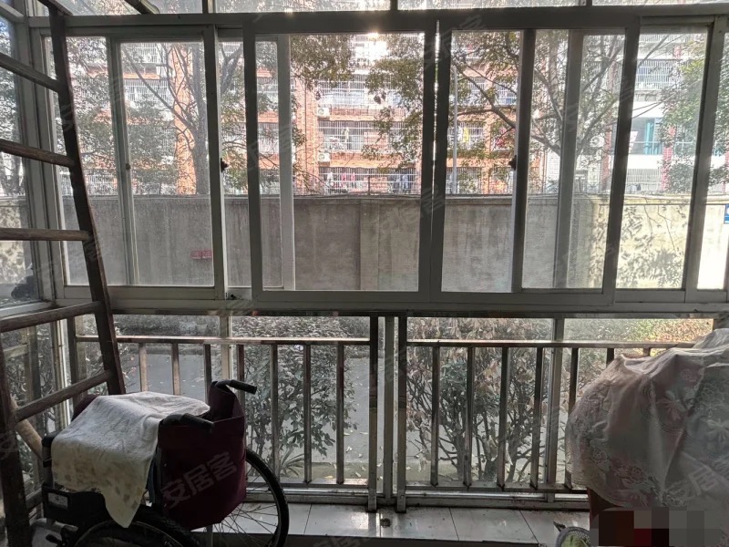 武商附近，青青家园，精装三房，一楼可养花草，价格便宜，拎包入住