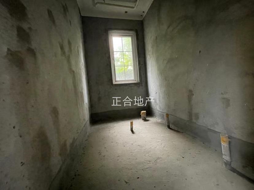 祥生御江湾，联排别墅，边户，带大院子，两个车位，朝南北满两年