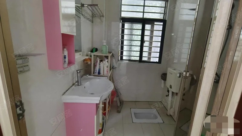 城南，江汉星城，电梯小高层7楼.，南北双阳台，精装三房，总价50万，带一个储藏间，