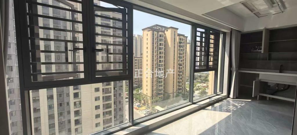 蓝‮花天‬园一‮一梯‬户，精装三房，地暖+中央空调，一‮未天‬住，小高层电梯12楼，双阳台