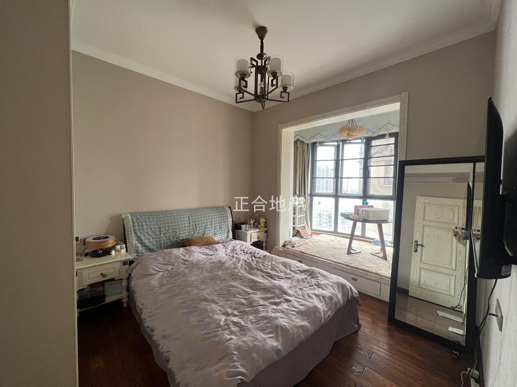 诚心出售，城南，御台公馆，中间好楼层，精装四房两卫，人车分流品质小区老证过户便宜