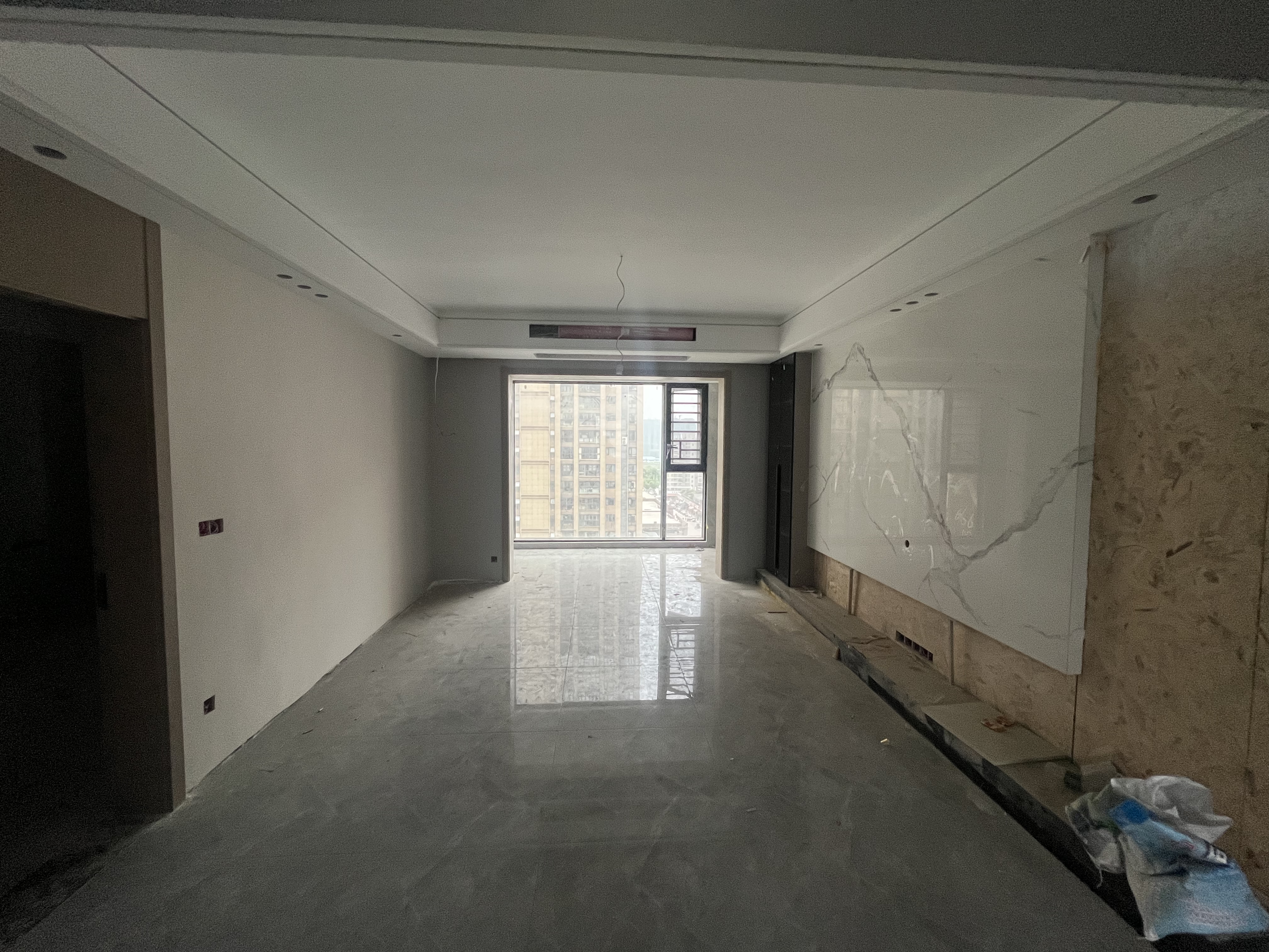 元泰未来城 硬装全部装完了  进去只需软装就可以了 中央空调 看房方便