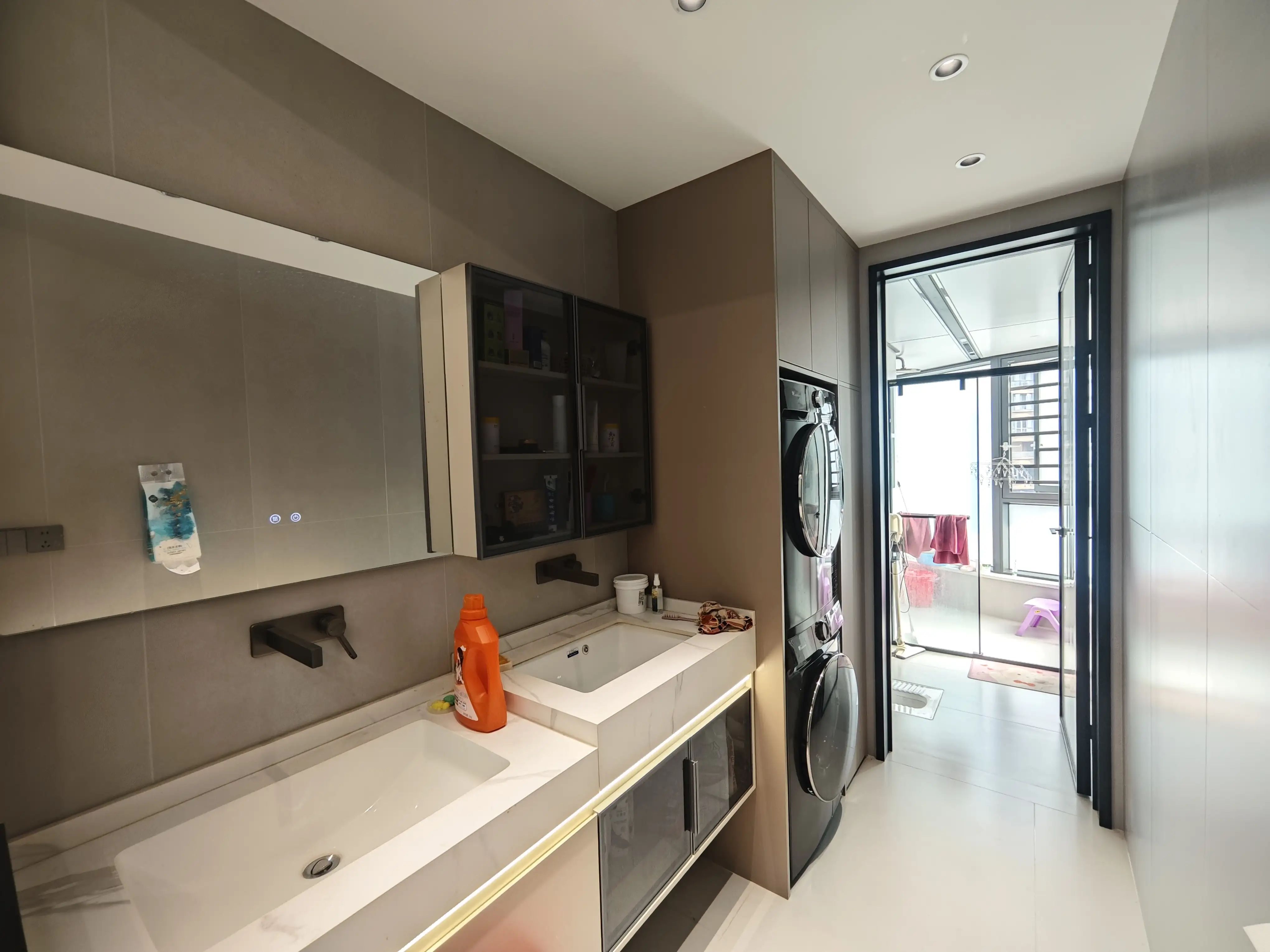 城南，一梯一户大平层，东边户，精装四房，成色新，好楼层，证满二