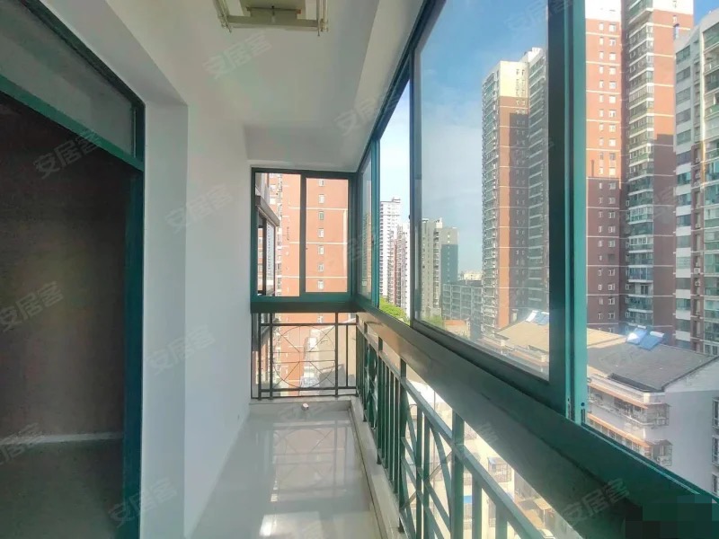 降价了，捡漏，纽芬兰旁边，电梯好楼层10楼，单价3700，精装三房，急售