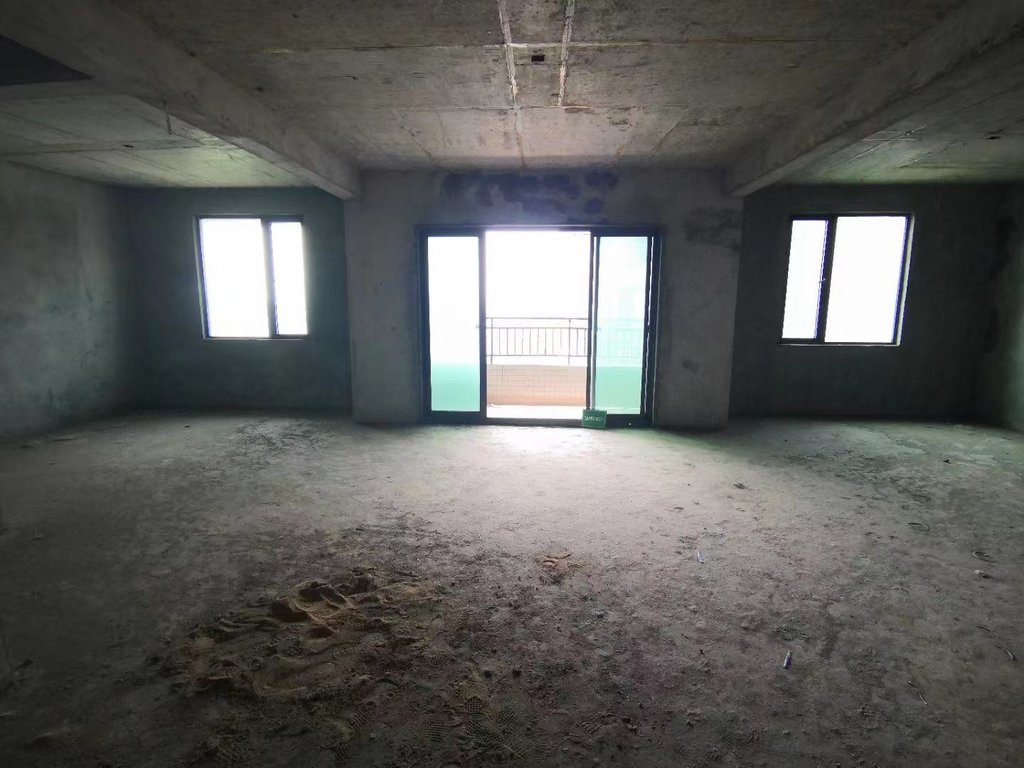 绿地香格里拉 电梯小高层洋房 毛坯 四房 送大楼台 南北通透很合适宜居环境好