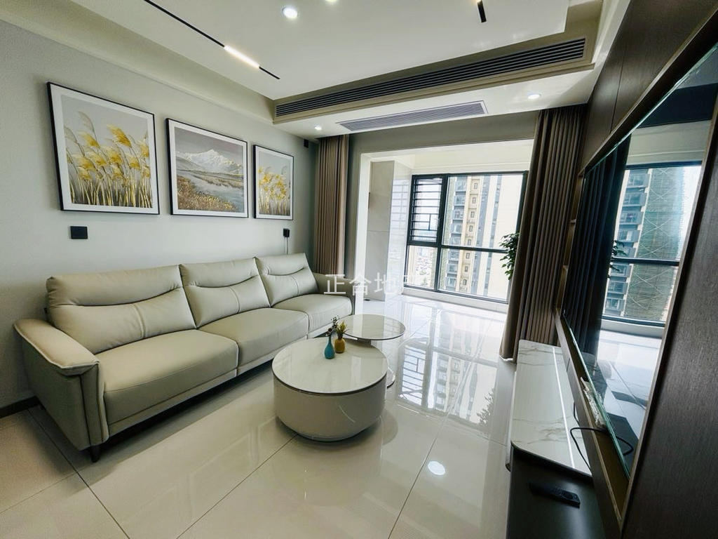 城南新三中三小门口❗️ 精装全新三房❗️ 中央空调➕75寸电视❗️ 证满二税费低 ，三开间朝南，中间楼层