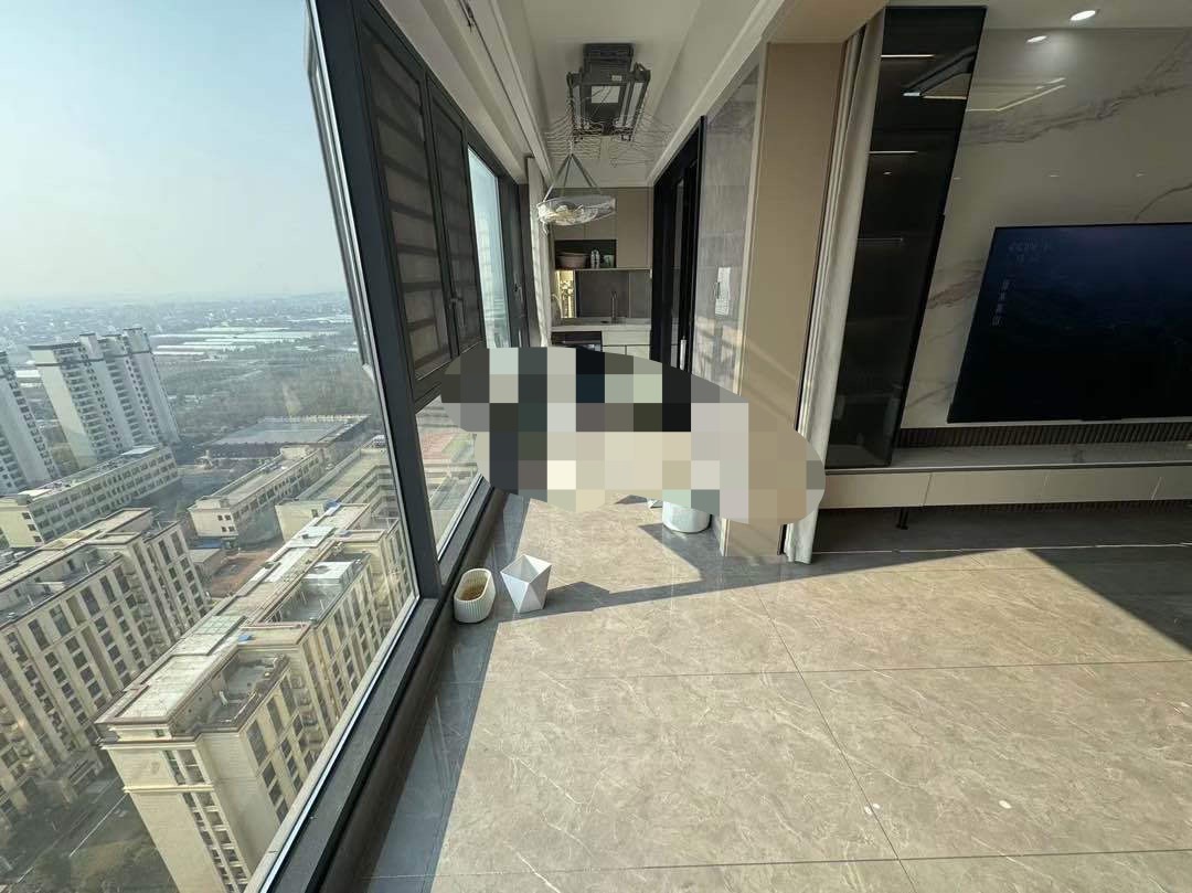 城西居住楼盘，精装三房两卫，大阳台装修9.9陈新，拎包入住证件满两年，