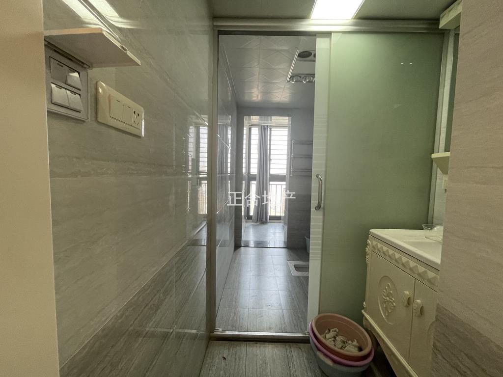 亏本出，城南新街，精装三房，单价5000，边户，南北通透，中间好楼层。老证