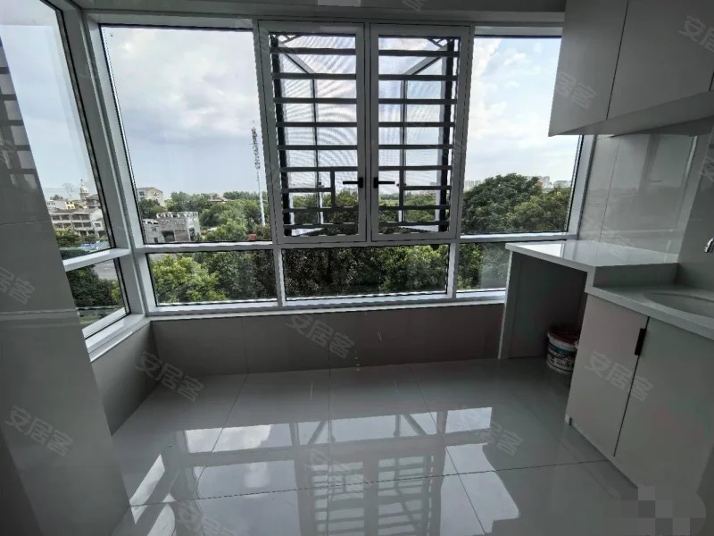 一中对面，全新精装三房二卫，老证，南北通透，亏本出售