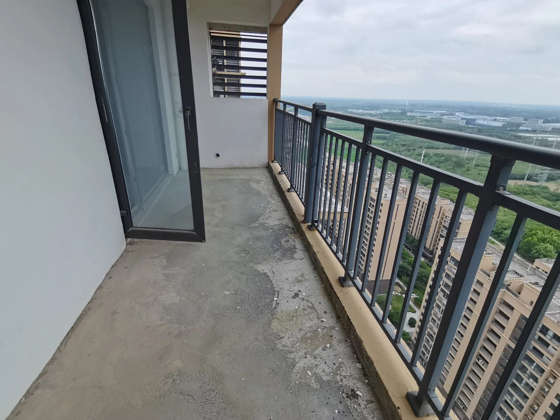 交投满庭春，建面117.8㎡三室两厅两卫，31楼凤凰层，南北通透格局。
