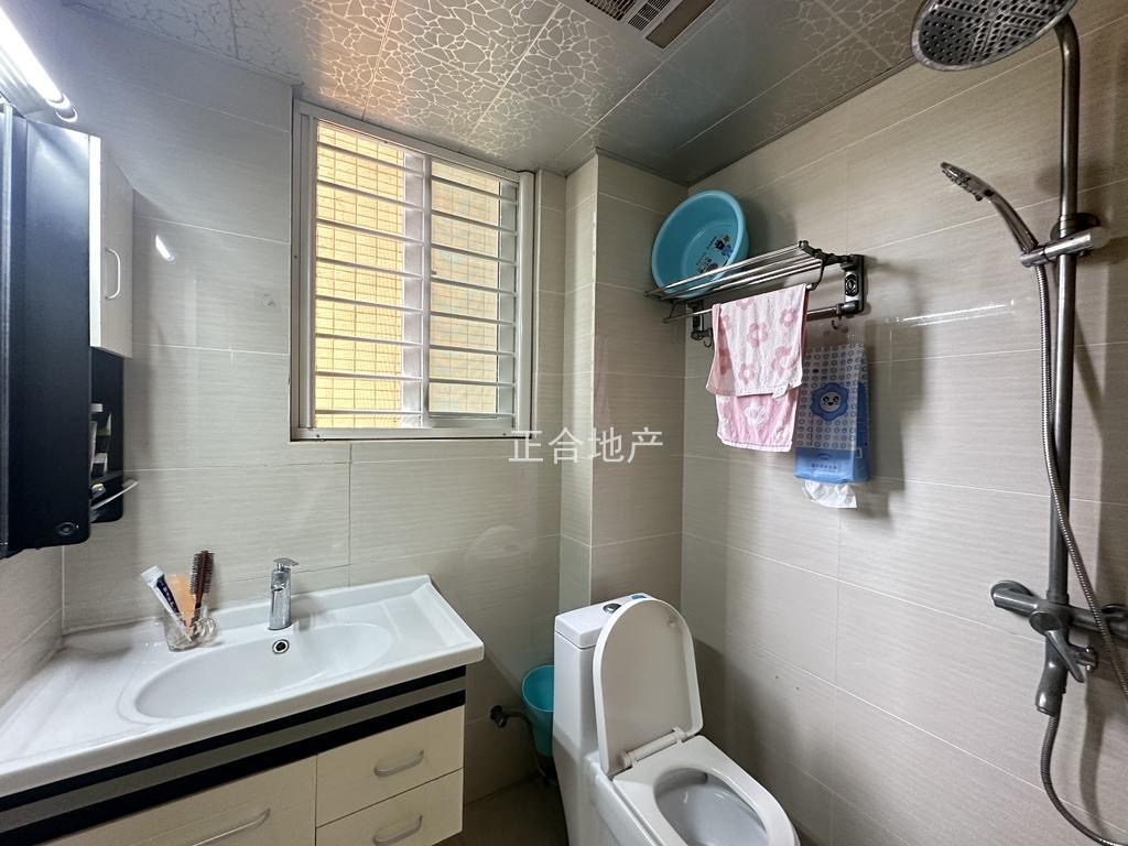 业主诚心出售，三丰鼎城，小高层，精装三房，中间楼层，成色还可以，满五，拎包入住