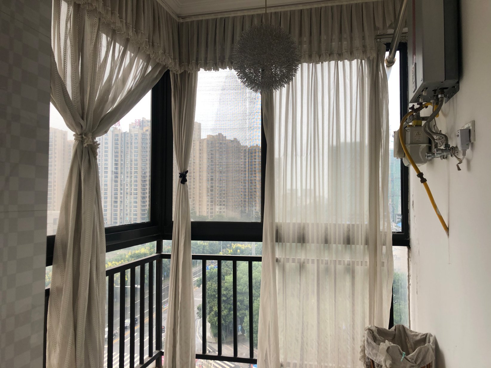 小区环境优美，房子装修的没怎么住人，就读仙桃 ，可 看房