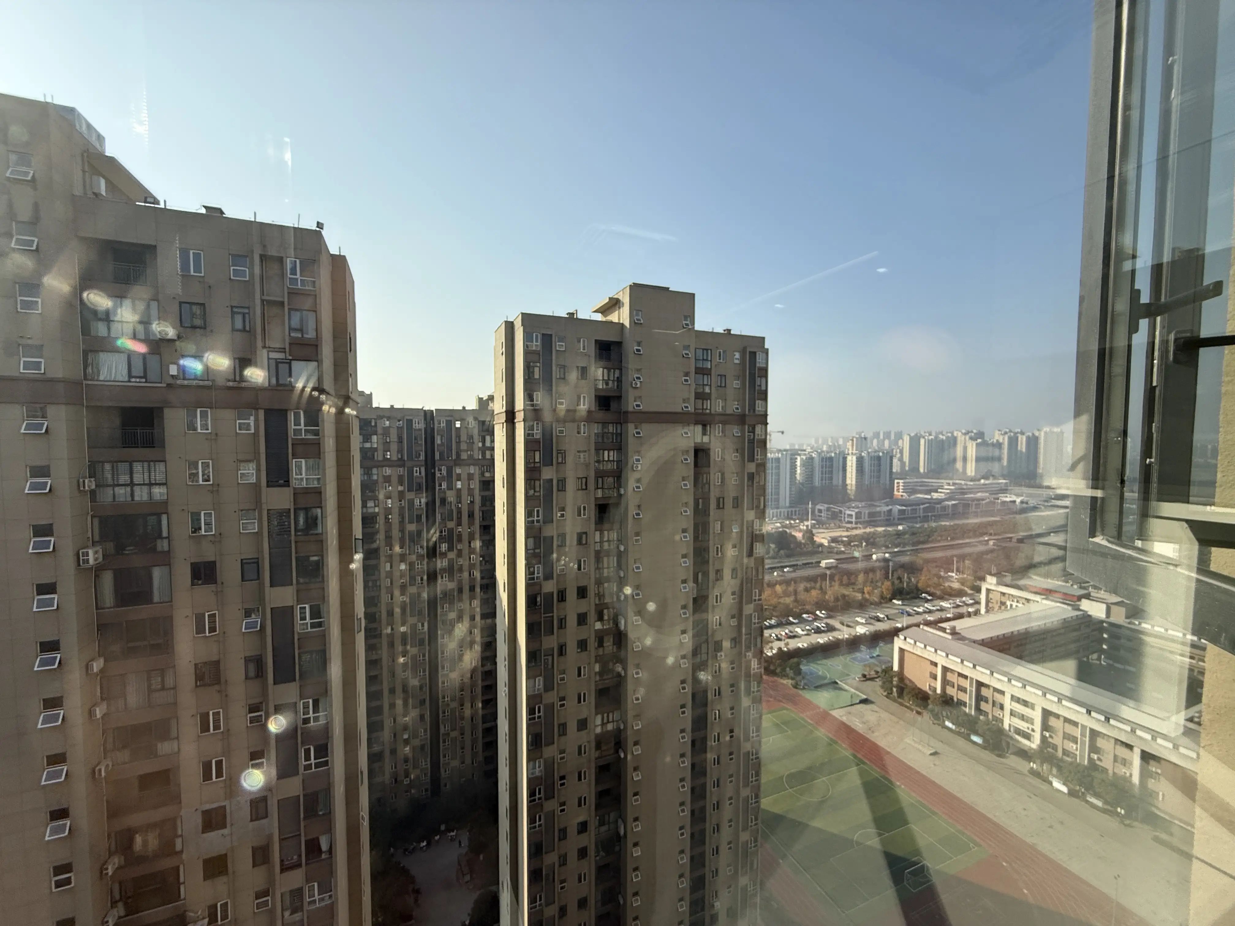 城南，元泰未来城B2区。全新装修，精装三房二卫，湖景房，中间好楼层，