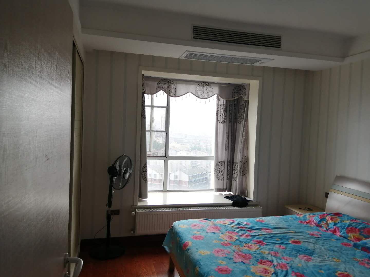 紫禁城精装大三房，客厅餐厅也超大，电梯好楼层