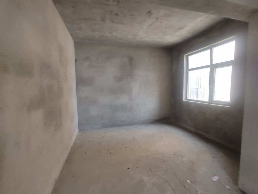 元泰清华园.毛坯大三房.证件满二.单嫁才5800多.看房方便