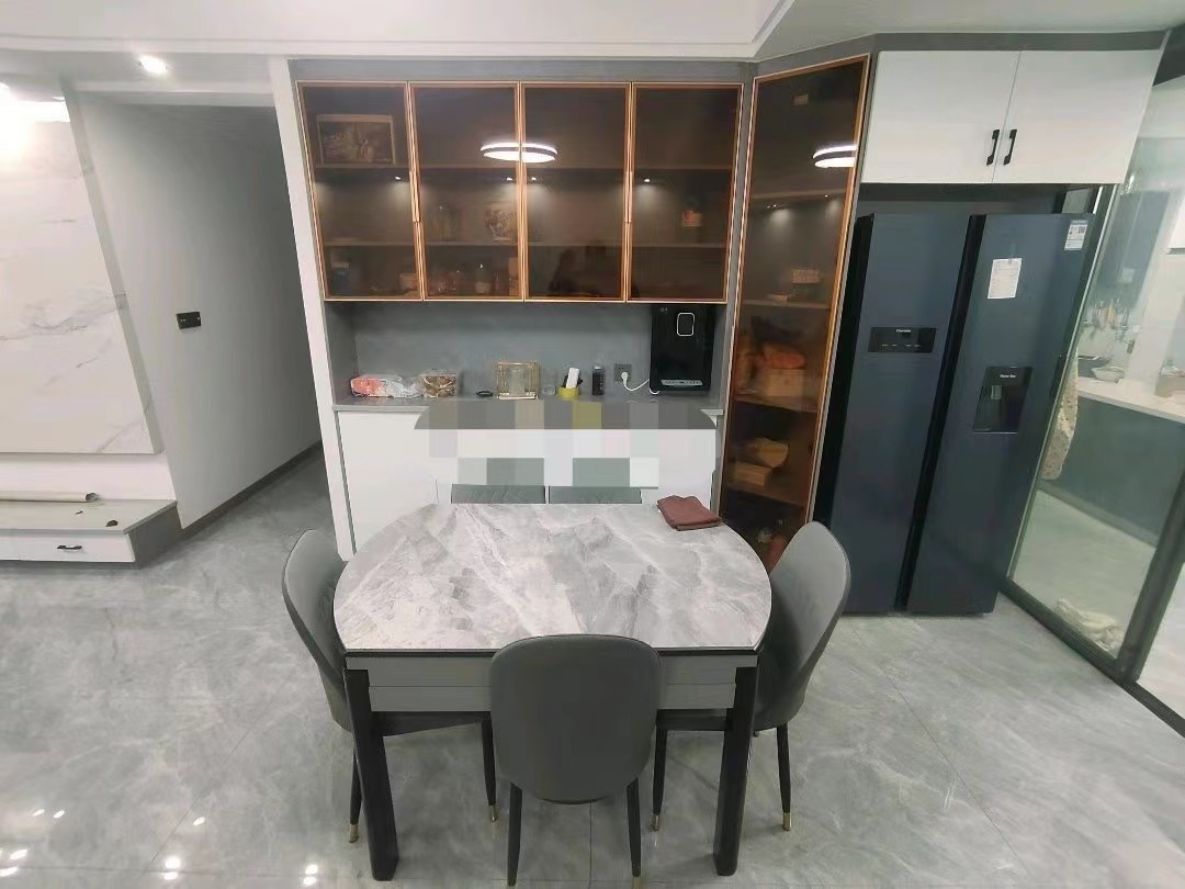 296，房东诚心出售，御湖世家，精装大三房，单价5字开头，装修成色新，中间好楼层