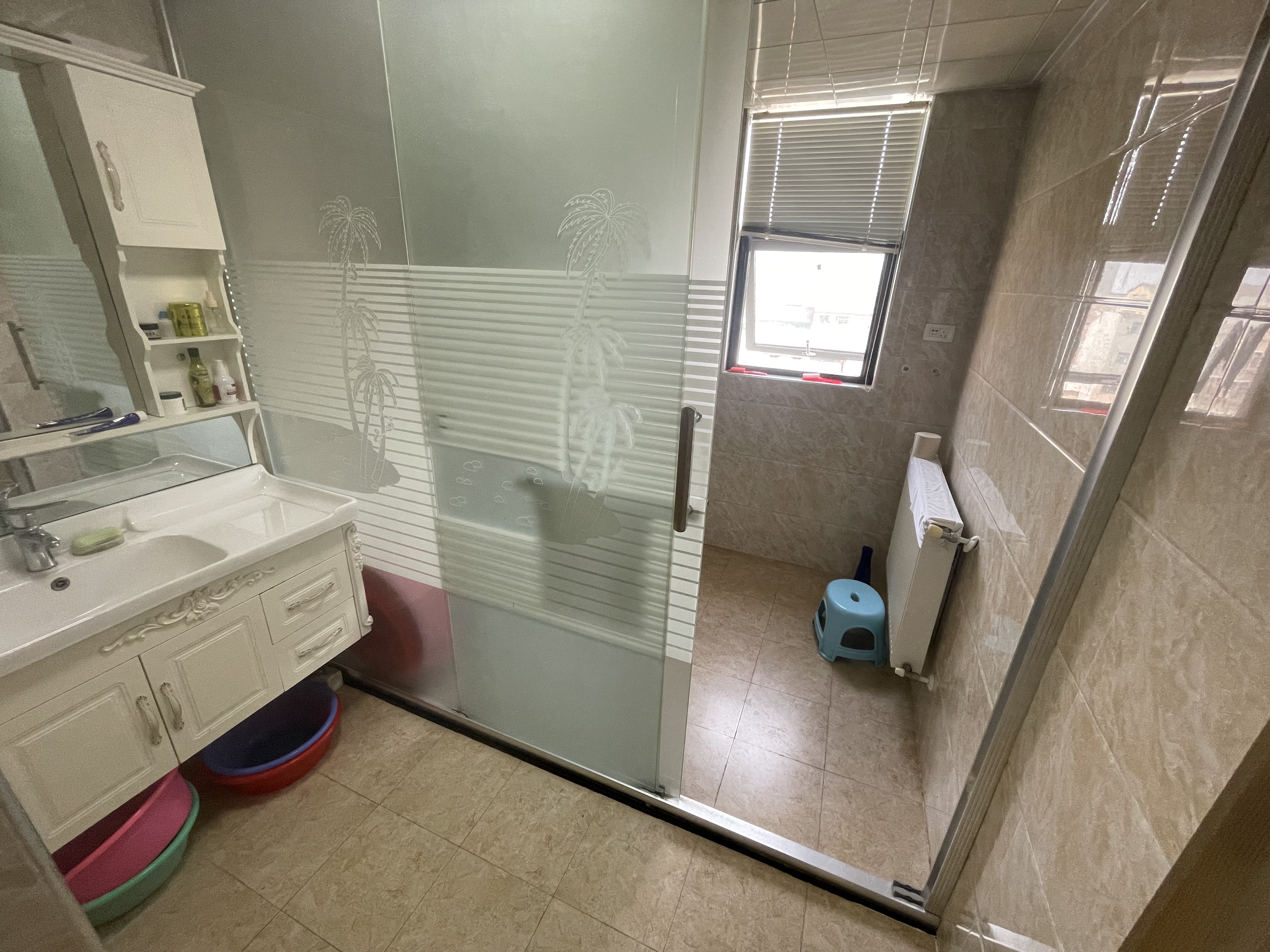 幸福里小区.精装三房两卫.全屋暖气片.证件满二.看房方便