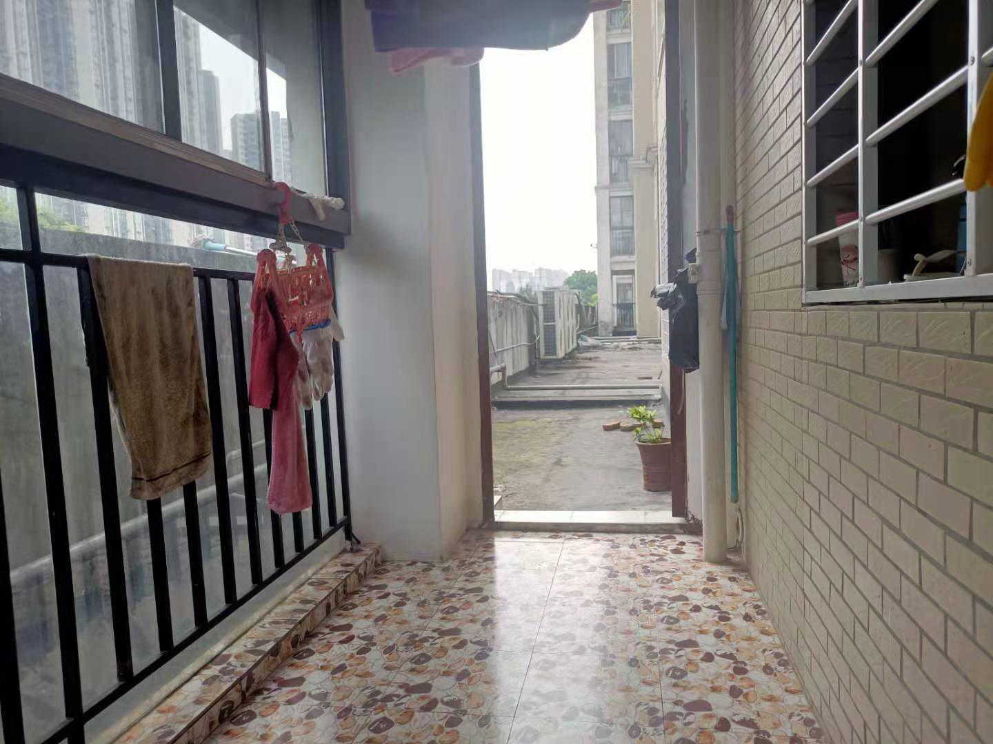 金城花园，大户型，超大阳台