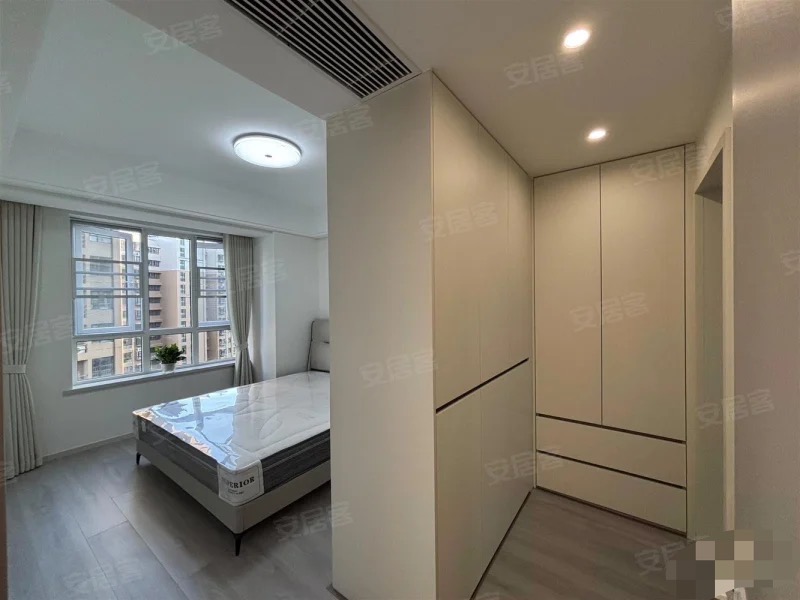 城南，沔阳公馆，电梯13楼，老证，精装三房二卫，业主诚心出售