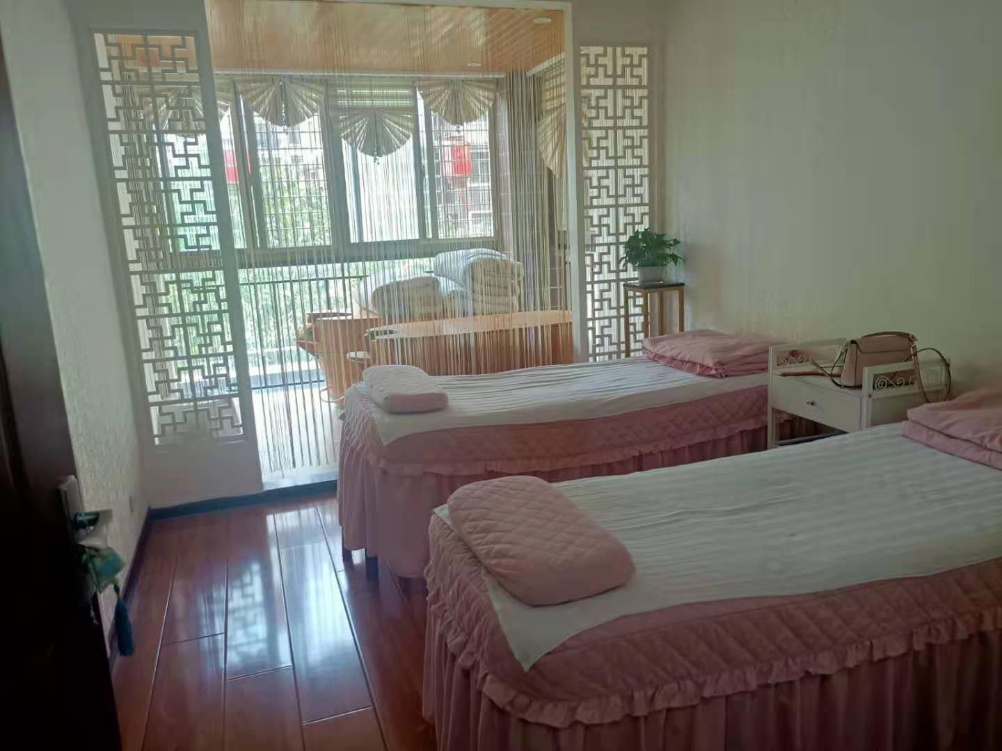 金城花园，大户型，超大阳台