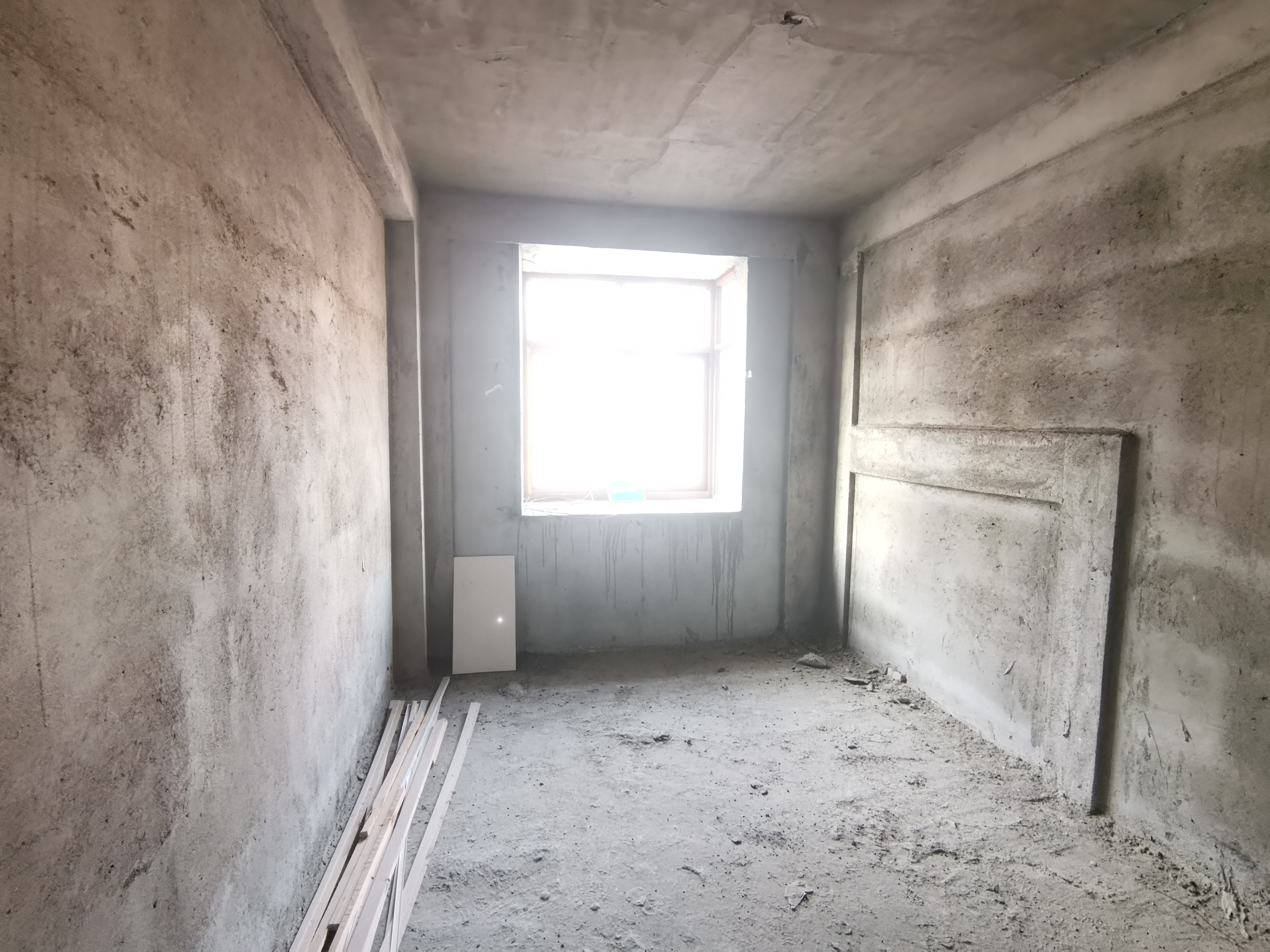 江汉名居毛坯大三房，好楼层采光非常到位，环境优美，证件满二