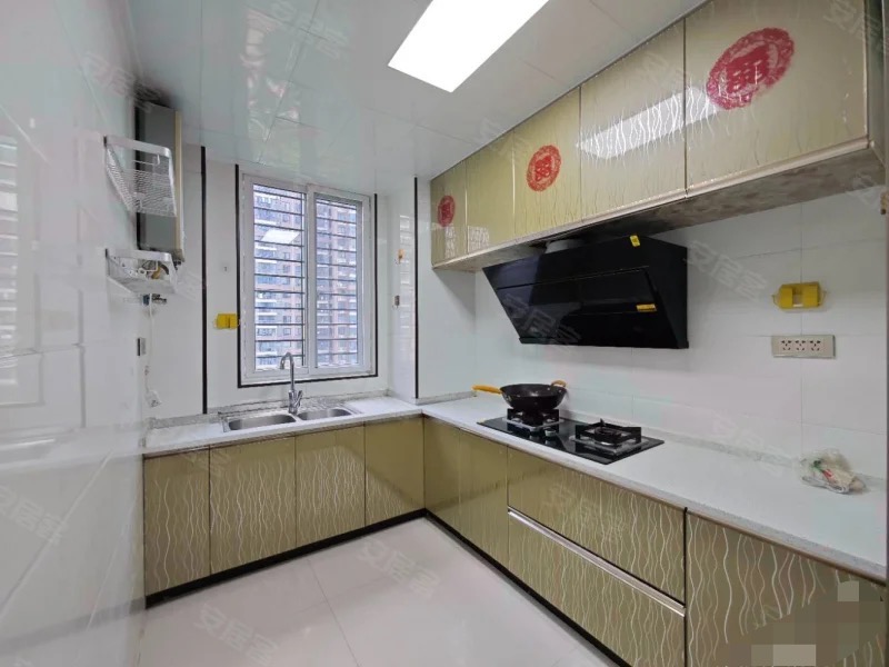 降价了。捡漏，一中对面，漫城林语，单价4100，精装三房，电梯中间楼层，成色新，急售