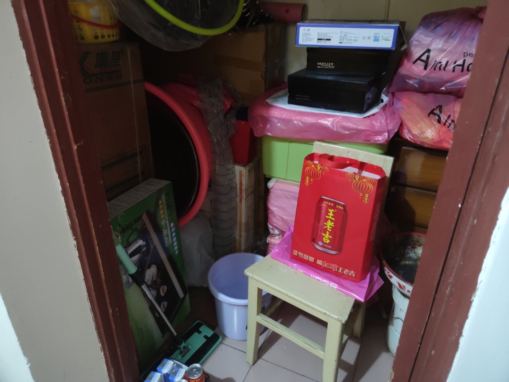 粮局宿舍楼，江汉家具城，老房权证，可拓展至四房，楼梯缓