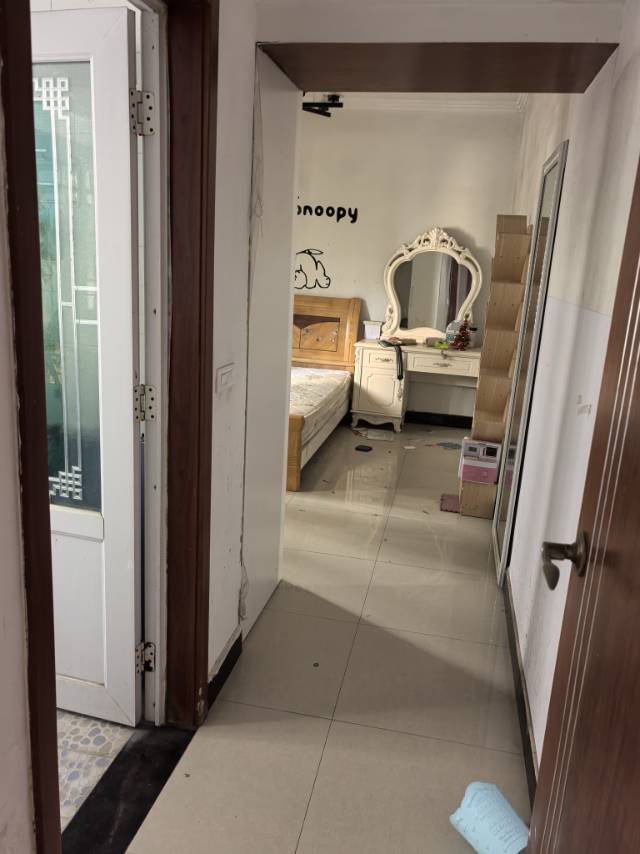 仙桃中学（沔中）附近招租：3室2厅2卫1厨1阳台，共120平，另还有18平的电动车车库。