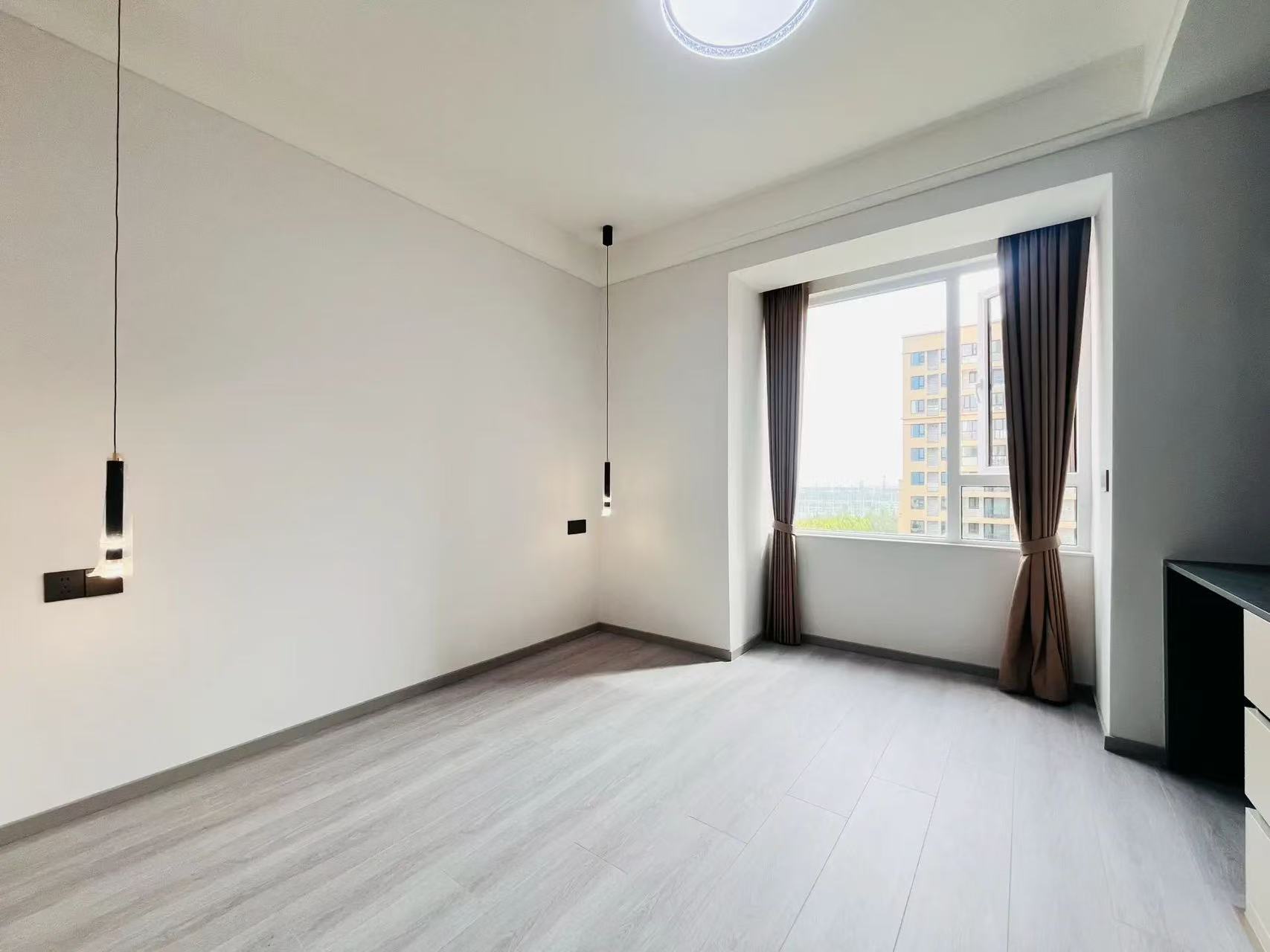 城南，全新装修，精装四房两卫，电梯11楼，南北双阳台，视野好