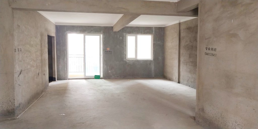 森林国际.毛坯大平层.中间楼层.看房方便