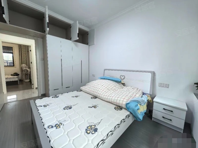 业主急售！城南御湖世家！单价4700，二楼，全新装修三房两卫，采光没问题