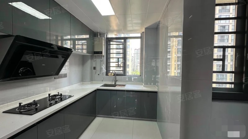 城南，新城一号五期，一梯二户洋房，总高8层，全新精装三房二卫，满二，全屋中央空调，单价6千多点，