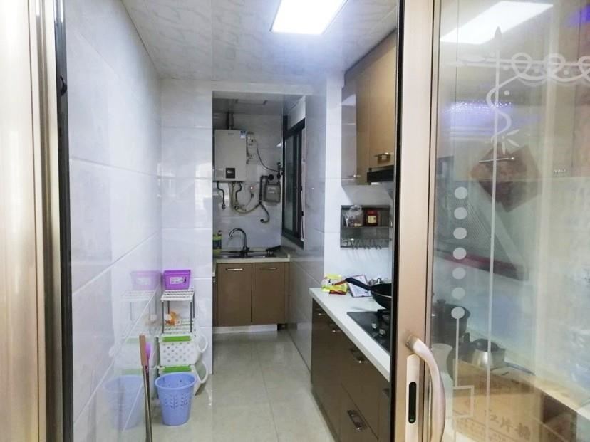 和合国际精装三房，装修的房子只卖毛坯的价钱，电梯中间楼层证满两年看房方便