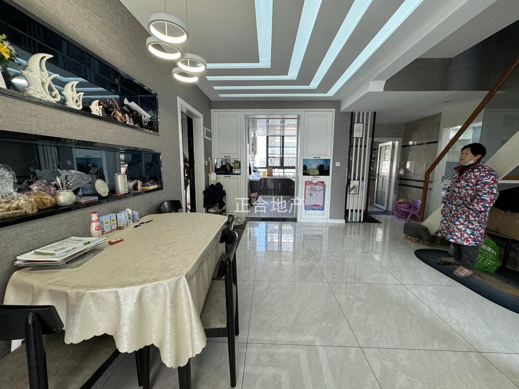 急售，豪装复式楼，中央华府，精装五房，送个阳光房，9成新，电梯小高层