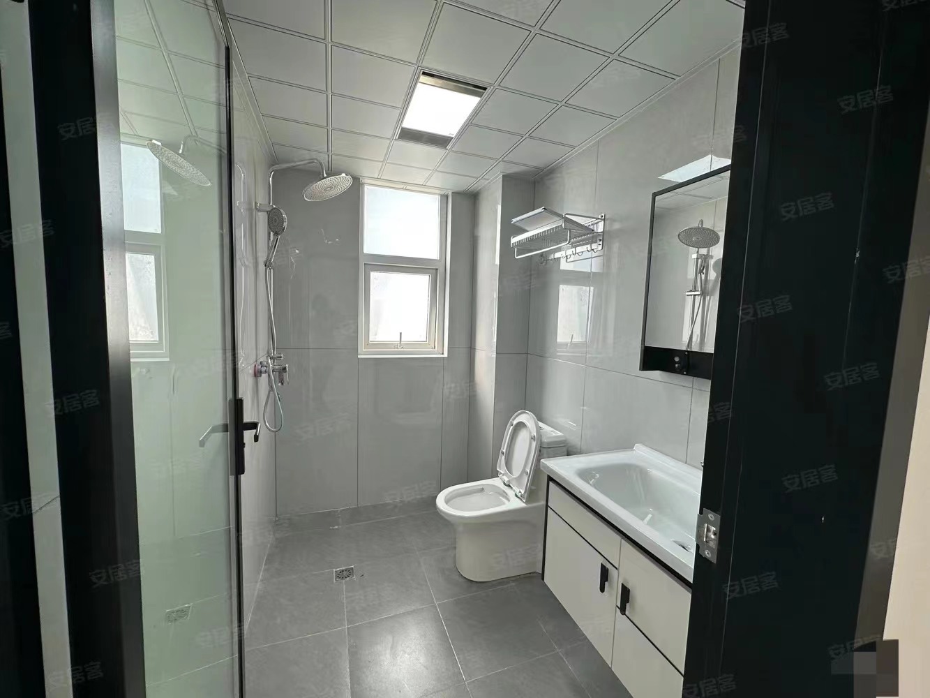 降价了，仙桃xiao学旁，带供暖，全新装修三房，南北双阳台，证满二