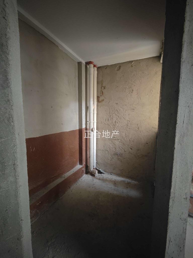 翡冷翠，毛坯三房，电梯好楼层26楼，单价6100，满二，边户，南北双阳台，