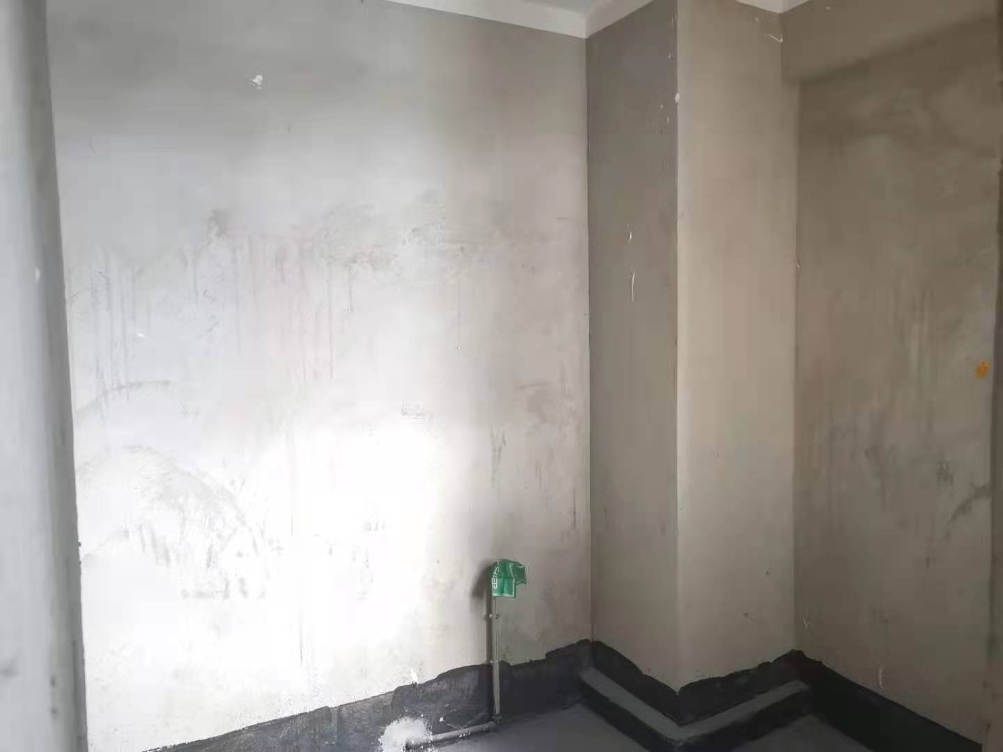 森林国际两面都临湖的湖景房毛坯三室两厅两卫看房方便