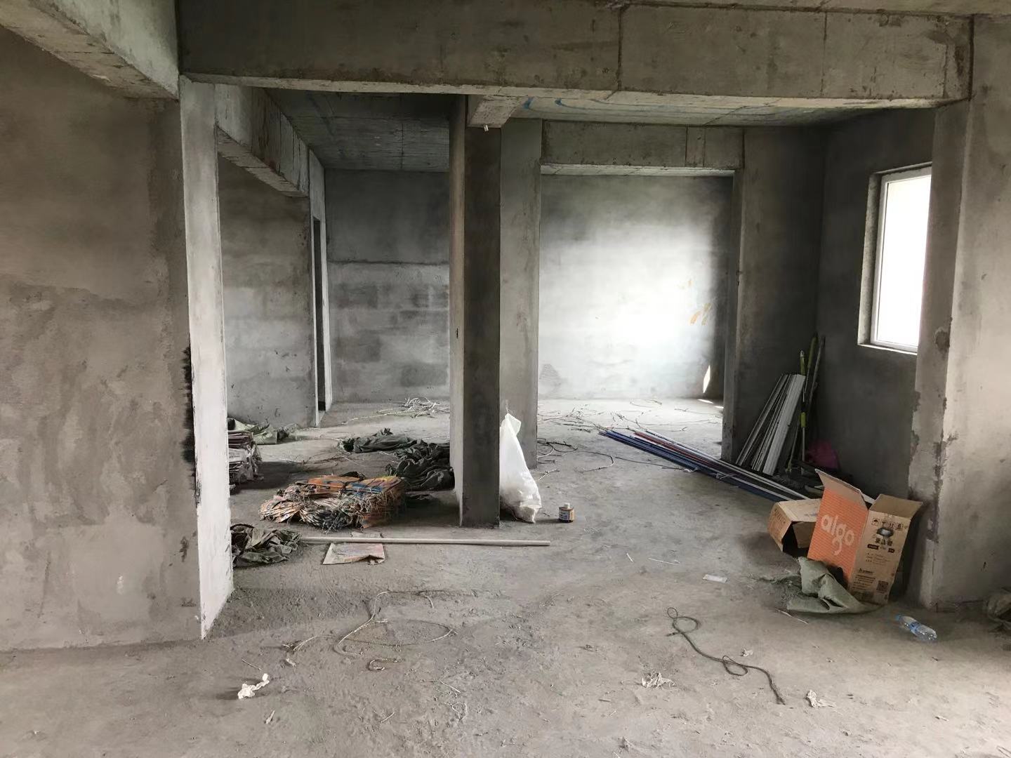 满庭春东边户型毛坯大三房 双阳台南北通透 采光极佳 视野广阔 一览无遗