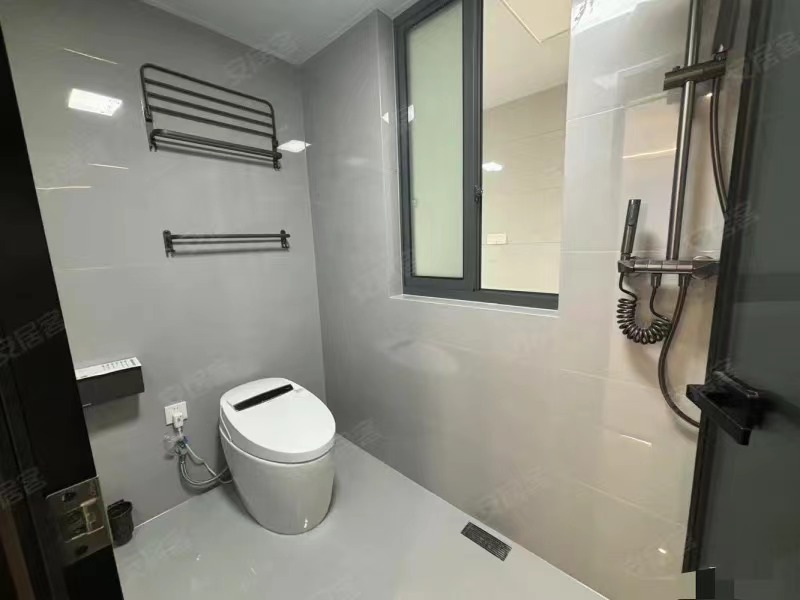 房东诚心出售，元‮未泰‬来城，17楼，​全‮装新‬修，单价6字开头，中间‬楼层，​满二，