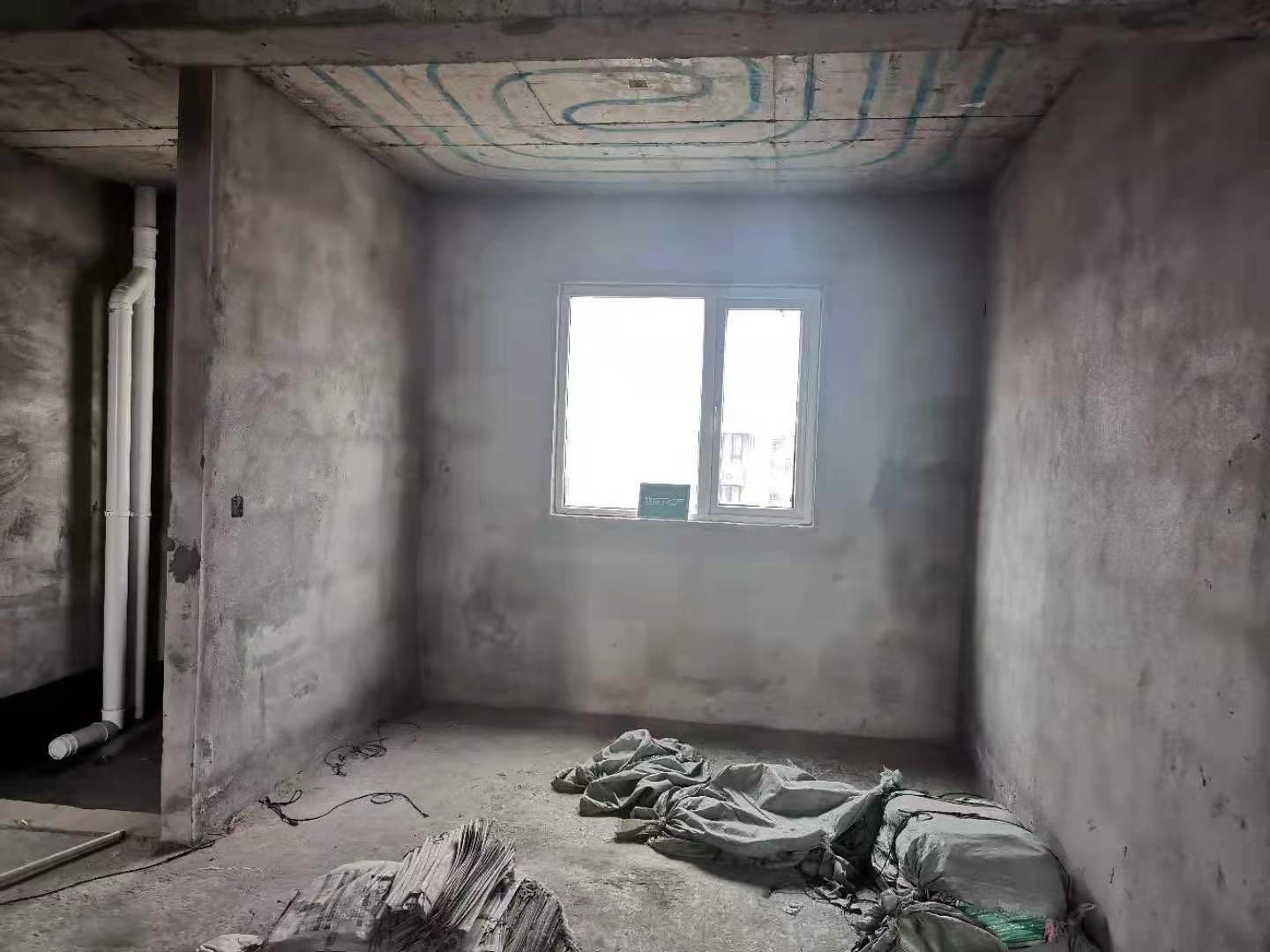 满庭春东边户型毛坯大三房双阳台南北通透采光 视野广阔一览无遗