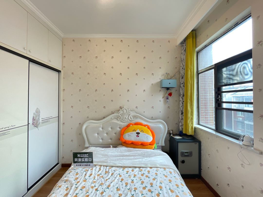 降价了，城南，新街电梯花园洋房，精装三房两卫，一梯两户车，采光好，证满二