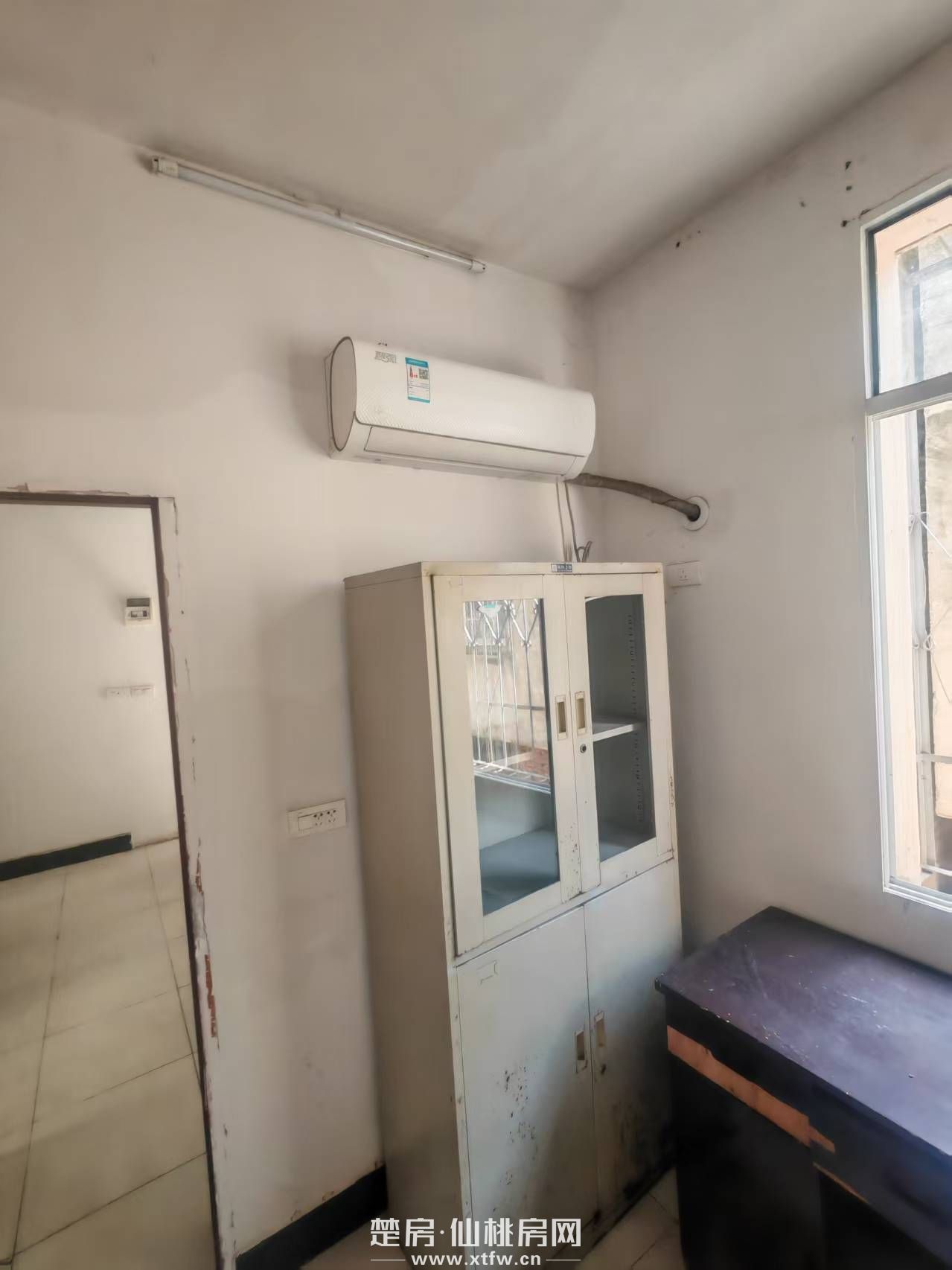 离仙桃中学和富迪三友生活广场50米，汉江学生公寓