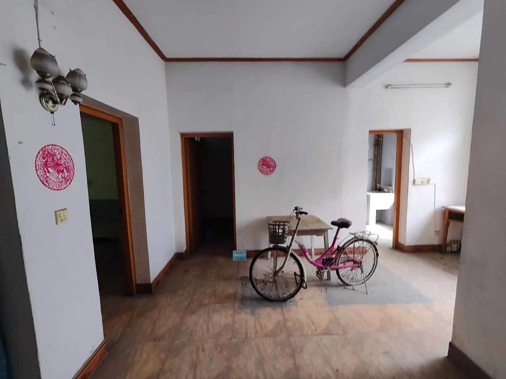 三医院旁边的步梯好楼层，只需要简单大理即可，业主诚意出售